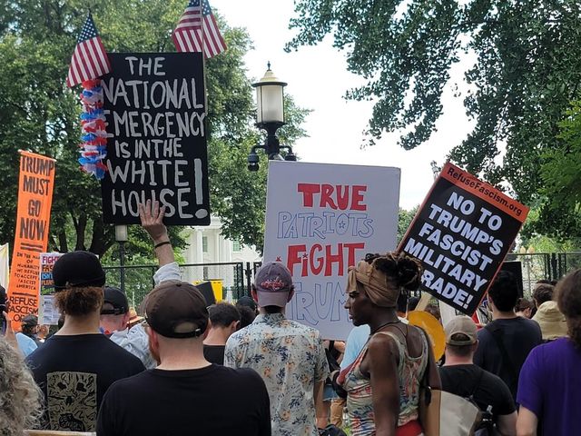 열병식전 백악관 앞에서 열린 반트럼프 시위