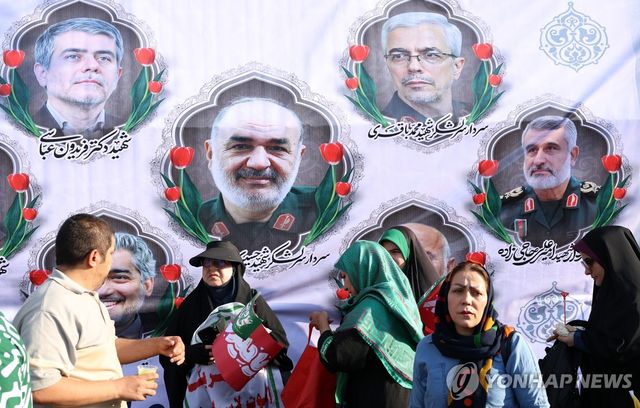 이스라엘 공습에 숨진 군 지휘부의 포스터가 걸린 테헤란 시내
