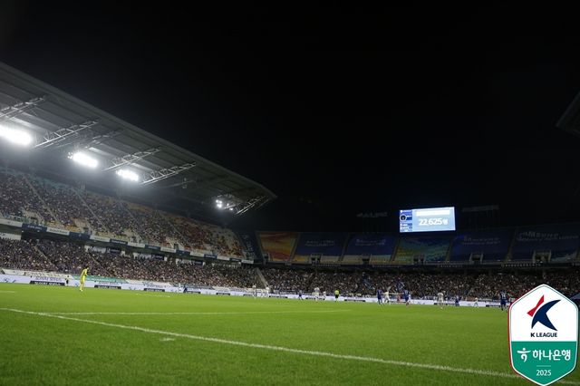 전광판에 공식 관중 수 2만2천625명이 발표된 15일 수원월드컵경기장 모습