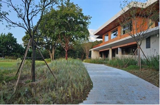 옛 부산시장 관사인 도모헌과 정원