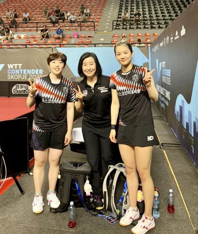 WTT 스코피예 여복 우승을 합작한 김나영(오른쪽)과 유한나. 중앙은 전혜경 감독.