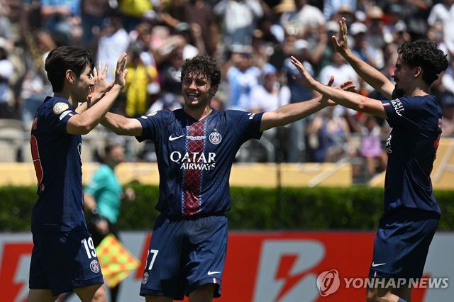 골세리머니를 펼치는 이강인(맨 왼쪽)