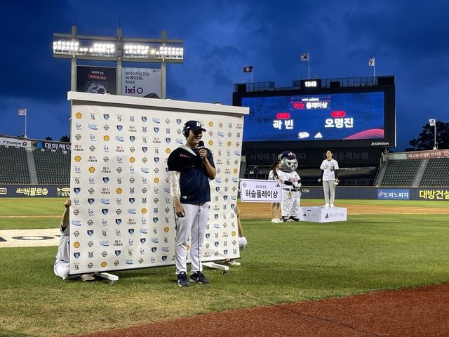 경기 후 밝은 얼굴로 방송 인터뷰하는 두산 곽빈
