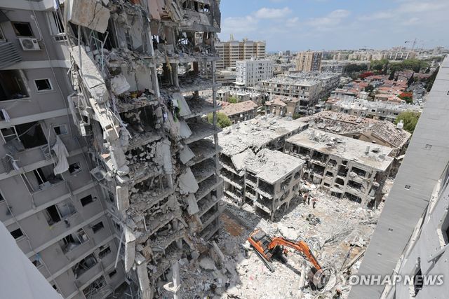 이란 미사일 공습으로 부서진 이스라엘 바트얌의 주거건물