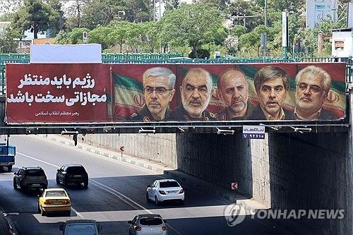 테헤란 다리에 걸린 사망한 이란 군 장성과 핵과학자의 모습