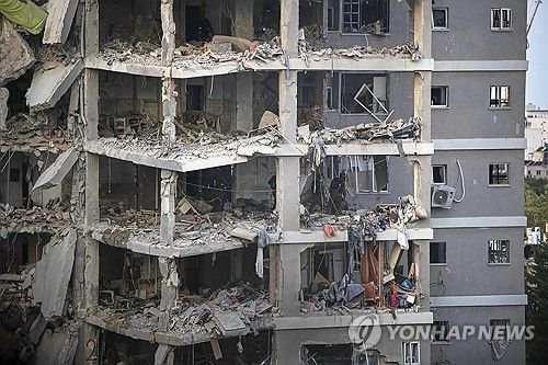 이란 미사일에 맞아 파괴된 이스라엘 텔아비브 근처 바트얌 지역 건물 