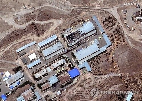 막사가 촬영한 혁명수비대 가디르 기지 모습. 검게 그을린 부분이 폭격맞은 자리