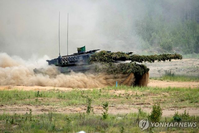 독일 육군 레오파드 2 전차의 기동훈련 모습