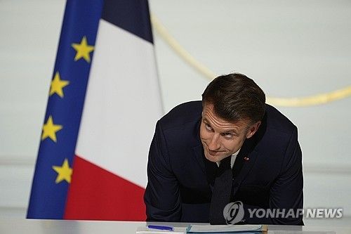 13일 기자회견 뒤 일어서는 마크롱 프랑스 대통령