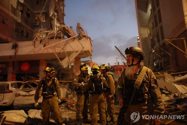 이란의 보복 공격에 붕괴된 이스라엘의 빌딩