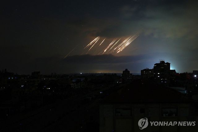 가자지구에서 목격된 이란의 미사일 궤적