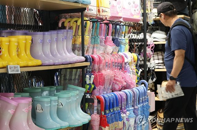 이른 장마 시작…진열된 장마용품