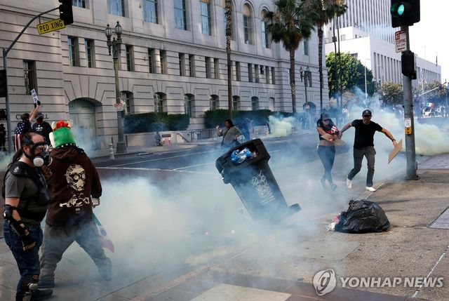14일 LA 시청 앞 거리에서 최루탄으로 시위대를 해산시키는 경찰