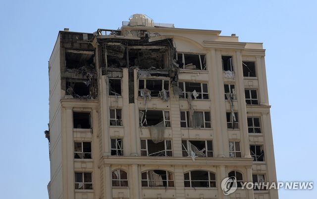 이스라엘 공습에 부서진 이란 테헤란 시내 주거건물