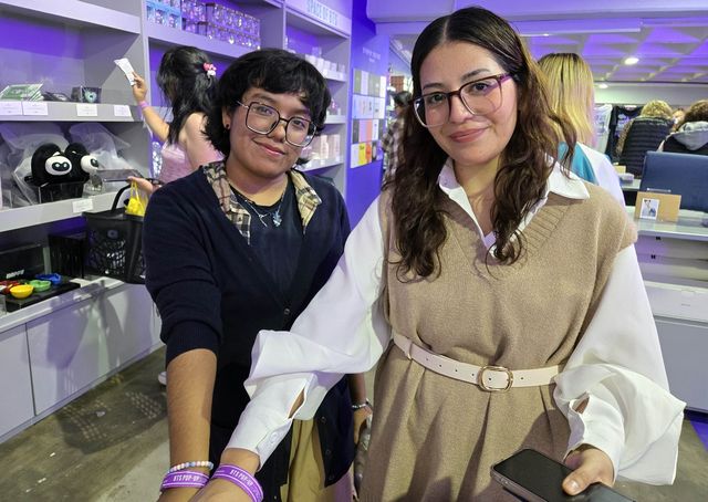 BTS 팝업 스토어 입장 팔찌 보여주는 디아나(오른쪽)와 리즈