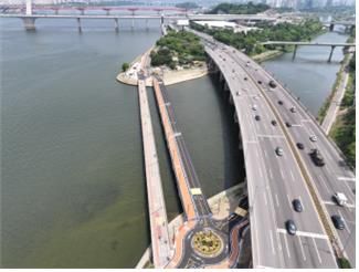 구 교량(왼쪽) 신설 교량(오른쪽)