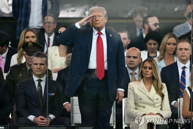 행진하는 군에 경례하는 트럼프 미국 대통령