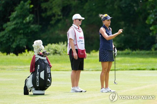 톰프슨(오른쪽)과 그의 캐디 롱먼