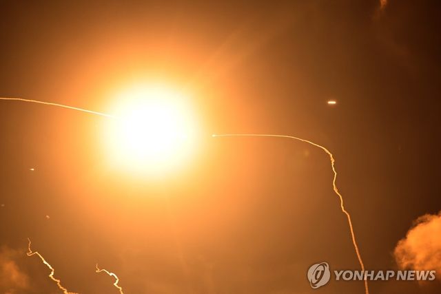 이란 탄도미사일을 요격하는 이스라엘 아이언돔 방공시스템