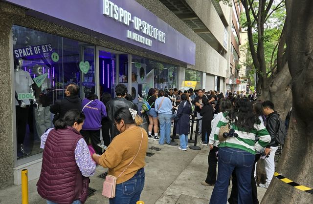 멕시코시티 BTS 팝업 스토어에 몰린 인파