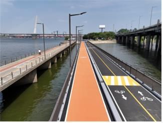 구 교량(왼쪽) 신설 교량(오른쪽)