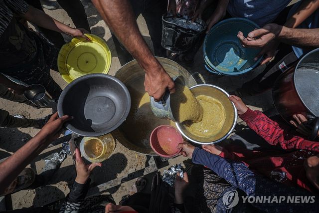 배급받는 가자주민들