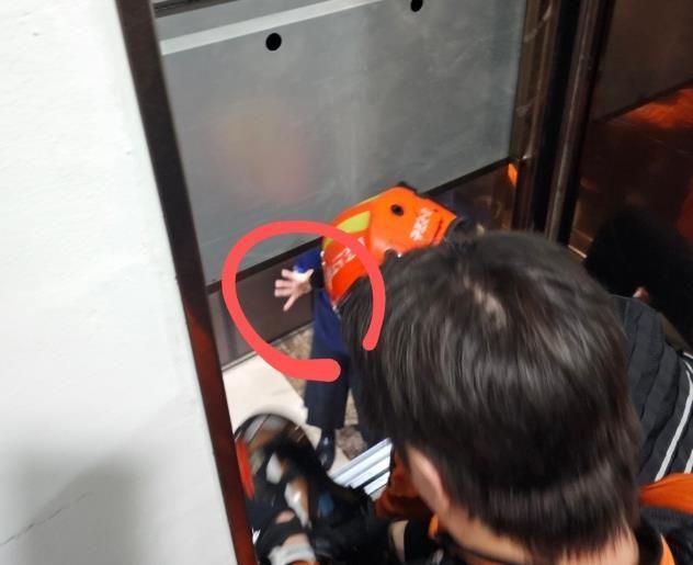 승강기에 갇힌 직원 구조하는 소방대원