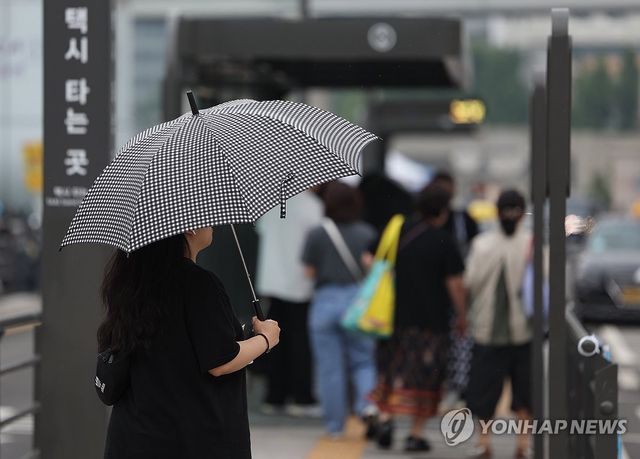 '우산 속 기다림'