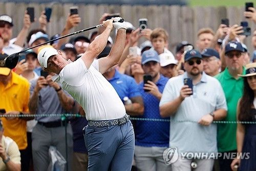 매킬로이의 힘찬 드라이버 스윙.