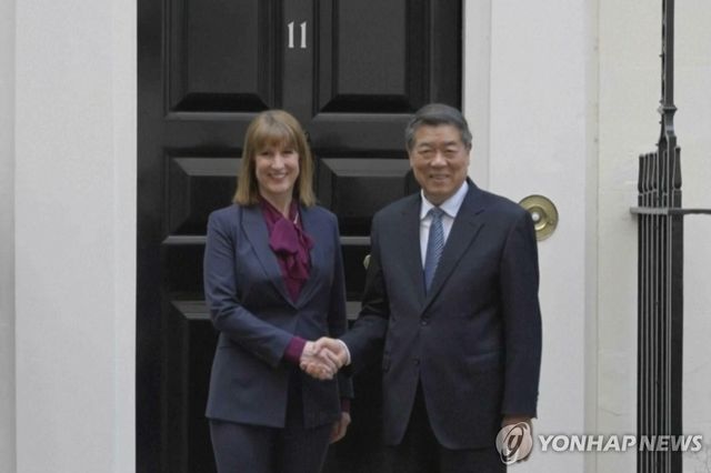 영국 재무장관과 허리펑 중국 국무원 부총리(오른쪽)