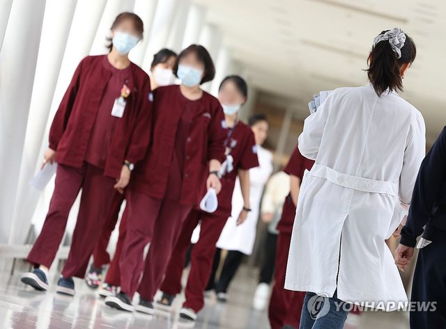 서울시내 한 대학병원에서 이동하는 의료인들