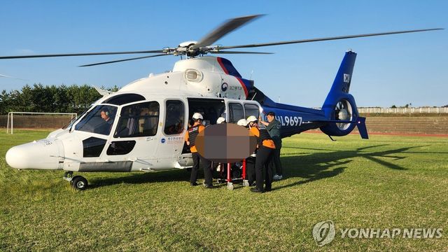 닥터헬기로 옮겨지는 교통사고 환자