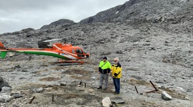 탄브리즈 현지에서 조사를 진행 중인 크리티컬 메탈스 관계자들