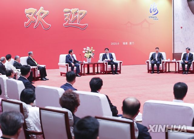 15일 마잉주 전 대만 총통(가운데에서 왼쪽) 만난 왕후닝 정협 주석(오른쪽)