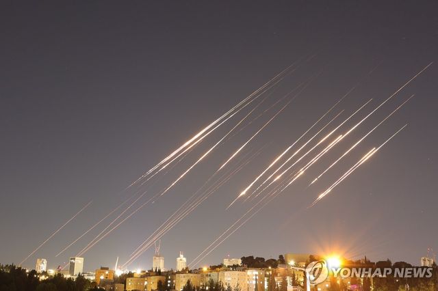 예루살렘에 유성우처럼 쏟아지는 이란 탄도미사일