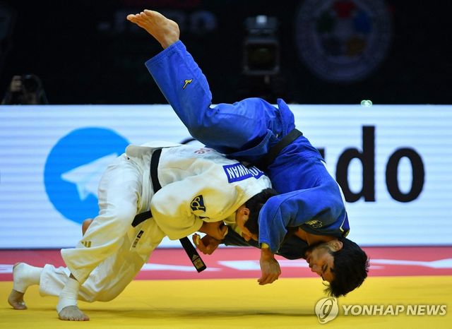 업어치기 성공하는 이준환