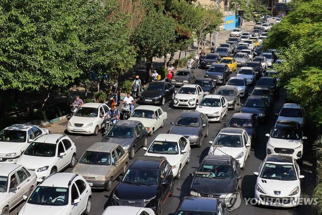 테헤란 시내 벗어나기 위한 차량 행렬들