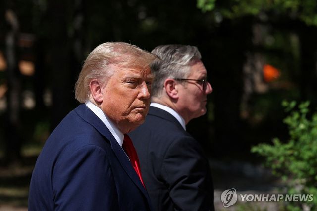 G7 정상회의에 참석한 미국과 영국 정상