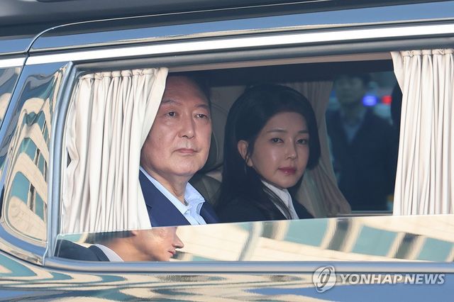 윤석열 전 대통령과 김건희 여사(오른쪽)