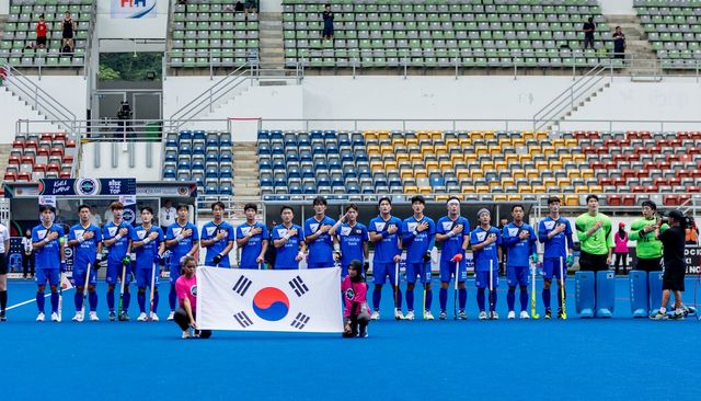 웨일스와 경기에 앞서 국민의례를 하는 한국 선수단. 