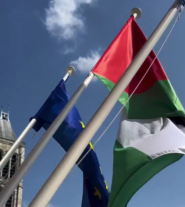 프랑스의 한 시청사에 걸린 팔레스타인 깃발