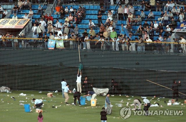 2003년 9월 관중 소요로 경기가 중단된 부산 사직야구장. 