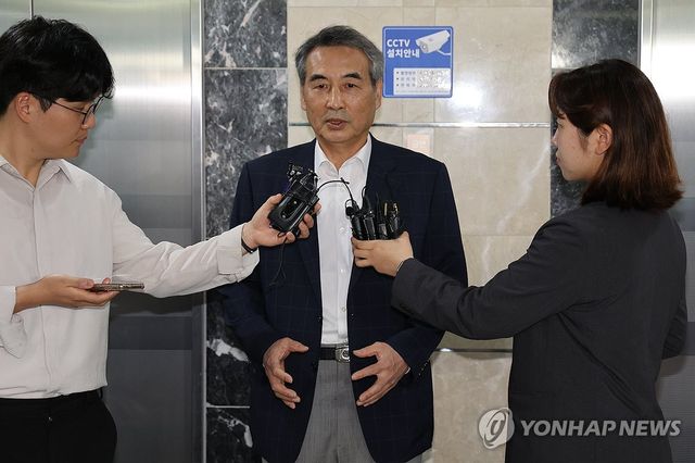 답변하는 민중기 특검