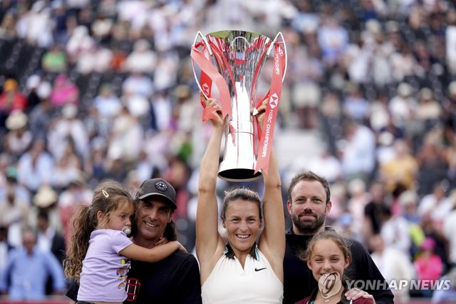 우승한 마리아(가운데)가 가족들과 함께 기뻐하고 있다. 