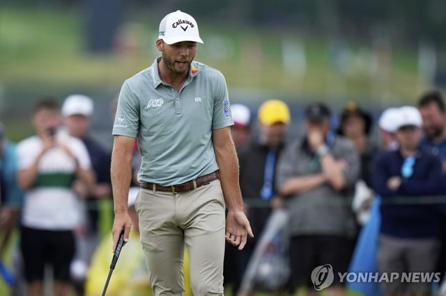 퍼트 실패에 아쉬워하는 번스