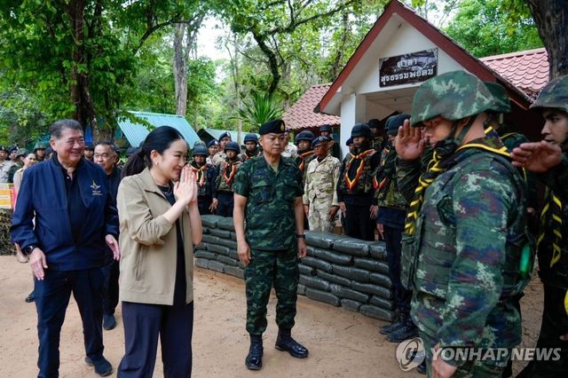 군부대 방문한 패통탄 태국 총리