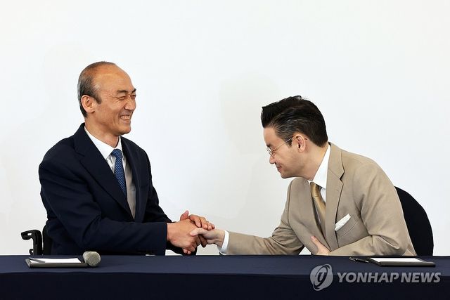 질의응답 마치고 악수하는 정진완 회장-배동현 이사장