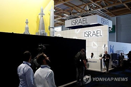 파리 에어쇼에 참가한 이스라엘 방산업체 부스가 가림막으로 가려져 있다. 