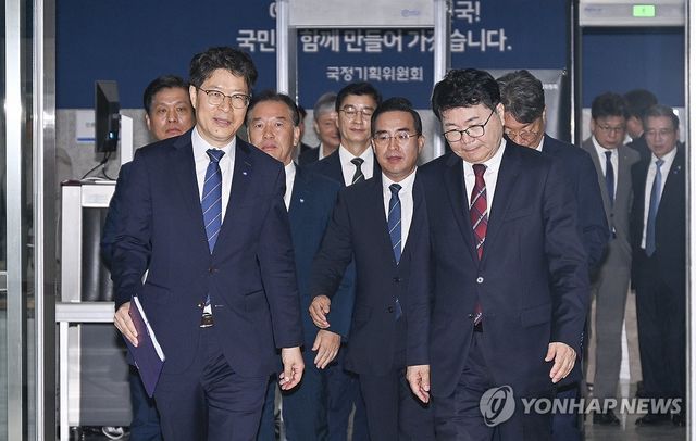 국정기획위원회 현판식 참석하는 이한주 위원장
