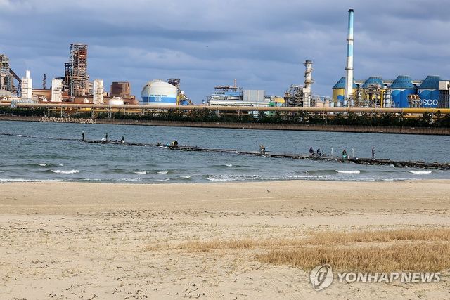 방파제에 나온 낚시꾼